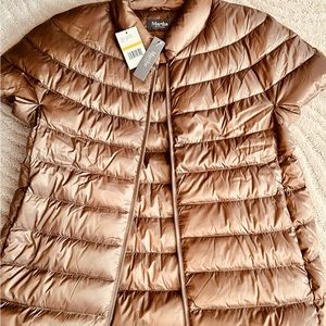 Martha Stewart cap-sleeved puffer vest. NWT. M. (L = 27”; W = 20”). Pale Gold.
